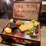 Cheese Meets Meat - フラワーボックスデザート