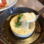 Cheese Meets Meat - 丸ごとカマンベール焼き～はちみつをかけて～  