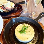 Cheese Meets Meat - 丸ごとカマンベール焼き～はちみつをかけて～  