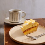 ヨウケル舎 - かぼちゃプリンタルト（700円） 15周年ブレンド（630円）
