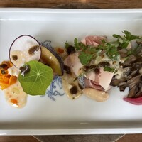 無彩庵 池田 - キノコづくし。パテドカンパーニュが隠れています。ナスタチウムの葉っぱがアクセント 無彩庵 池田 - キノコづくし。パテドカンパーニュが隠れています。ナスタチウムの葉っぱがアクセント