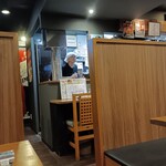 焼鳥もつ鍋だるま - 店内。客数の割に厨房とフロアを5人で回しているので全員超磯がしそう(；ﾟДﾟ)