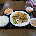 中華居酒屋 新雅 - もつ炒め定食 500円