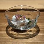 日本料理FUJI - 焼津小川港泳がせ活〆め花鯛、梅肉と玉葱空に心菜