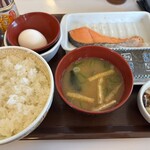 すき家 101号男鹿店 - 焼鮭たまかけ朝食・ごはん並盛 540円（クーポン利用▲50円で、490円）