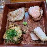 Ramen FeeL - チャーシューセット1200円。ビールのツマミには丁度良い。