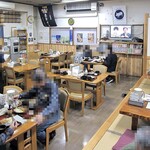 とんかつ つまり - 大衆的な店内