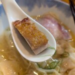 Ramen FeeL - 鶏の何処の肉なのかな。皮はパリッとしています。