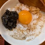 Ramen FeeL - 名古屋コーチンの卵かけご飯は海苔の佃煮が合っています。