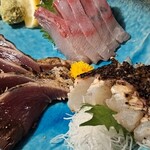 居酒屋 はな - ■本日のお刺身三種盛り（カツオの塩タタキ,ハマチ,鯛の昆布〆炙り）