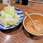 豚にポン酒 とんとことん - 付け出しのキャベツ