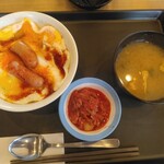 松屋 - 料理写真:旨辛玉子ソーセージ丼430円、クーポンでキムチ無料(2025.9.18)