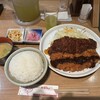 矢場とん - 【わらじとんかつ定食2090円】（味噌とソース）
※小鉢（レンコン）・ごはん・みそ汁・漬物
※ご飯の大盛り無料、おかわりご飯は＋170円