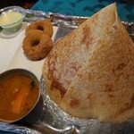 トムボーイ - すごくカリカリなドーサ。バター味が強いです。ワダ２つ！（2回目）