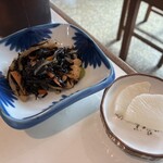 丸金食堂 - ひじきの甘辛煮と漬物も旨い