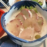 丸金食堂 - ヒラスの刺身は歯応え抜群ですな
      ブリよりも旨い