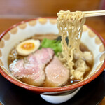 自然派ラーメン 神楽 - コシのある中太の縮れ麺