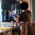 京かき氷 つみき - スワン(池永鉄工)のブロック氷専用氷削機で盛りつけをしている店員さん～!!( ^o^)ﾉ