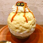京かき氷 つみき - 白みそシロップがたっぷりかかったかき氷に、頭の部分がいもクリームで目がついて、キャラメルソースで足を表現し、蜘蛛モンスターのように仕上げている〜!!( ^o^)ﾉ