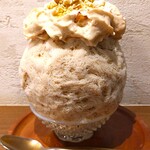 京かき氷 つみき - かき氷には、コーヒー牛乳シロップがたっぷりかかっており、その上に栗エスプーマクリーム、くりそぼろ、粉糖がかけられている～!!( ^o^)ﾉ