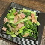 創作ダイニング アタラッシア - 青菜とベーコンのガーリックバターソテー850円