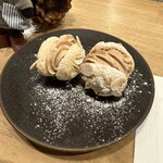 シャントレル - お茶菓子、ヘーゼルナッツのクレームシャンティ
      