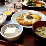 かごや - かつ煮定食　950円 (2025年2月)