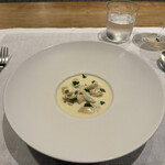 シャントレル - 3皿目
      モンサンミッシェル産ムール貝の
      ビシソワーズ、ジャガイモのピューレ、ポロネギ。