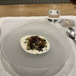 シャントレル - 6皿目
      カマスの燻製、ロックフォールソース、茄子のピューレ。