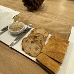 シャントレル - 1皿目
      ・スモークサーモンのリエット
      ・キノコとオリーブのクロックムッシュ