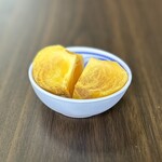 GIA DINH - この日もサービスに、客のみんなに柿を切って出してくれましたよ♪  お土産にも柿ひとつくれました^o^