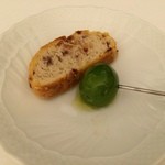 ペレグリーノ - 生ハム、サラミ入りクレッシェント、シチリアのオリーブ