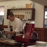 ペレグリーノ - 生ハムのカット始まり