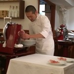 ペレグリーノ - 生ハムのカット中