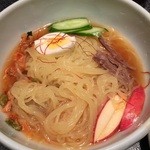 景勝苑 - 冷麺、750円！手作り辣油が絶品♬