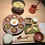 界 奥飛騨 - 朝食→干し野菜の味噌鍋、だし巻き卵、焼き魚、朴葉蒸し、豆腐しょうが醤油漬け、ぼっか煮、彩りなます、椎茸真薯、小松菜と油揚げのお浸し、牛しぐれ、めしどろぼ漬け、昆布梅、白飯、ヨーグルト