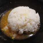 油そば鈴の木 - 余ったタレにお椀１杯分の白飯を投入！チーズをかけまくっていただきました。油そばにしてはタレがお上品なのか醤油的な塩味が欲しかったのですが、これがこのお店の油そばのタレなので。