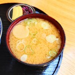やぶ善 - 大きめのお椀で提供される、たっぷりの絶品"味噌汁"。