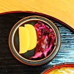 やぶ善 - 丼物に添えてくれる、箸休めの"お漬物"二種盛り。