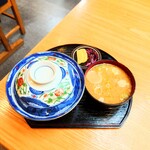 やぶ善 - "かつ丼"到着。蓋付きという特別感が嬉しい提供。