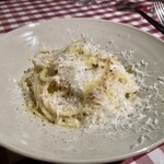 コントルノ食堂 - 目玉焼きと黒こしょう、ペコリンチーズのスパゲッティ