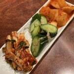 焼肉 三千里 - キムチ盛り合わせ1,100円。もうちょいあると良いのかな。