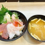 Kappa壽司 村上店 - まぐろづくし丼 810円　玉ねぎと油揚げの味噌汁 160円