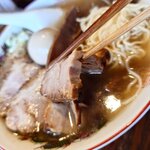 中華そば さとう - チャーシューリフト、柔らかくて切れるほどの煮豚