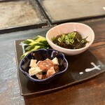 ちき家 - アテ盛り　酒盗チーズ、もずく、きゅうり漬