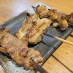 倉敷酒房 伝 - 焼き鶏塩（上なんこつ、皮、せせり）