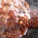 原宿 御好燒＆鐵板燒 Yaiyai - 熱騰騰的お好み焼子將在您面前完成。