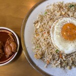 チャーリーズプレイス - 目玉焼きトッピング。飯だけでも美味い。チキンカレー辛い