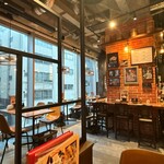 大連餃子基地 DALIAN - 店内② 夜はまた雰囲気違ってよさそう