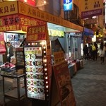 万宝海鮮屋 - お店の１階は観光客向けのお土産物屋さんになってます。